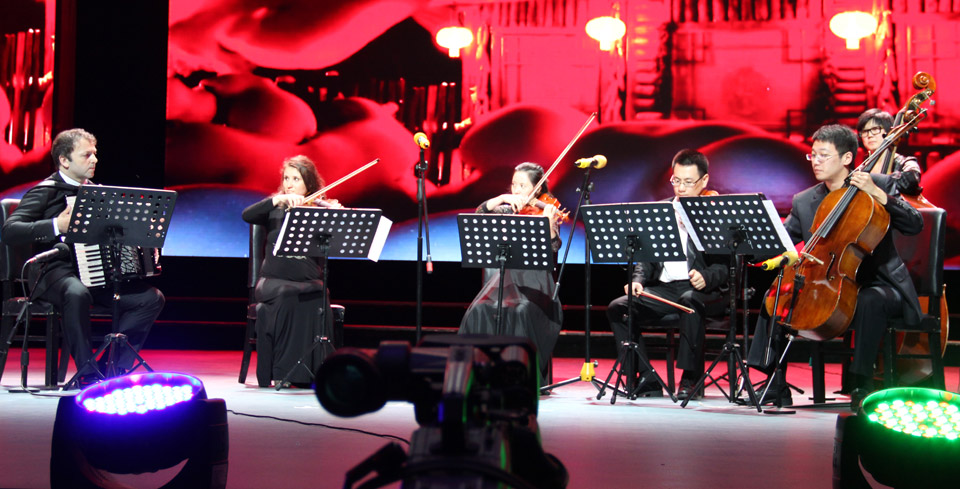 Mirco Patarini (Italy) with a string quintet 