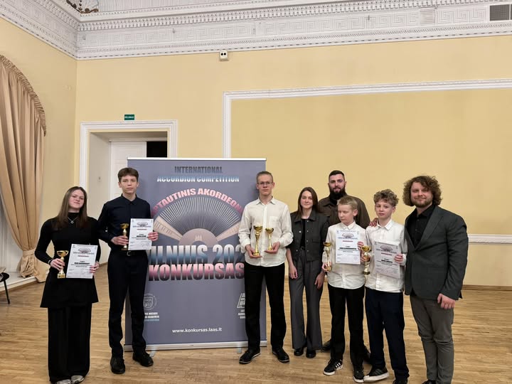 1st place winner Saulius Aleksandravicius and students from the Vilnius Bali Dvarionas Decades Music School