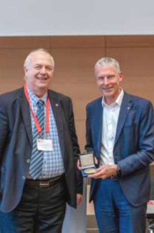 DHV 1st Vice-President Georg Hettmann presenting DHV Medal of Honor to farewell President Jochen Haußmann MdL.