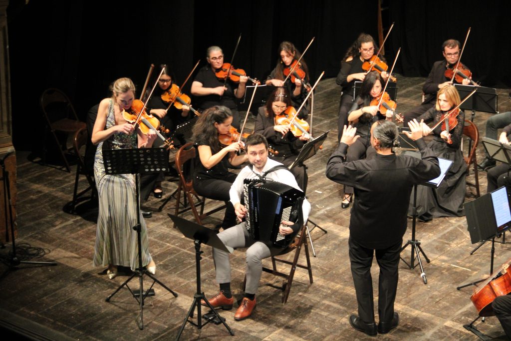 Momir Novakovic (accordion), Mari Poll (violin), Musici Lirienses string orchestra.