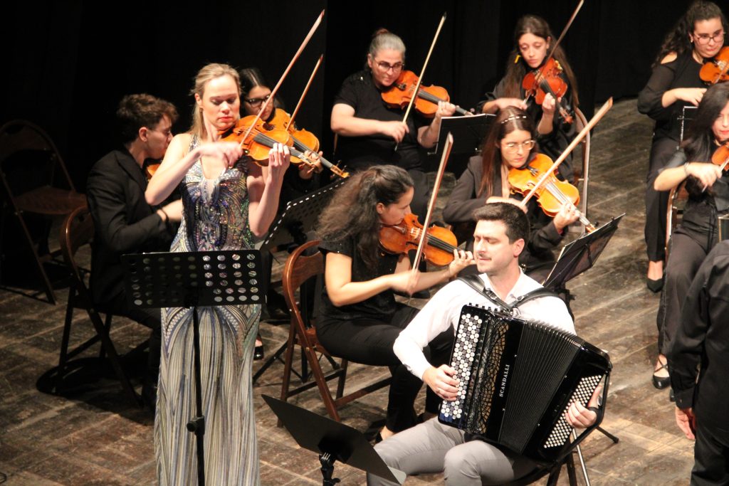 Momir Novakovic (accordion), Mari Poll (violin), Musici Lirienses string orchestra.