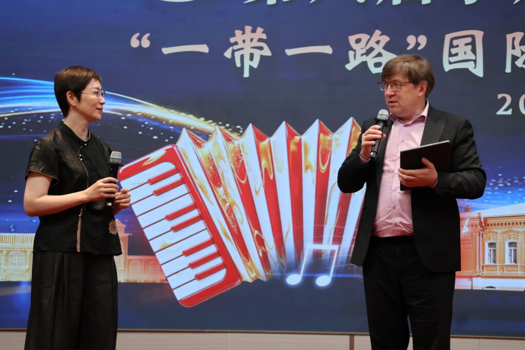 Crystal Wang moderator, Alexander Selivanov