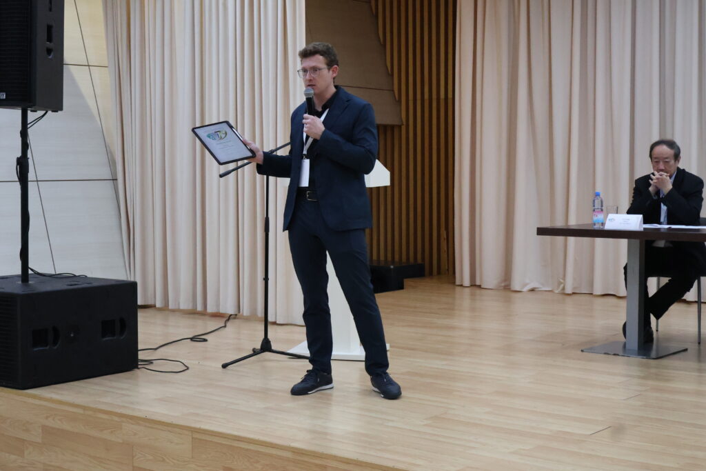 Grayson Masefield show the new app for jury music.