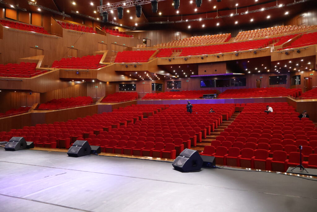The main hall seating over 3,000 people.