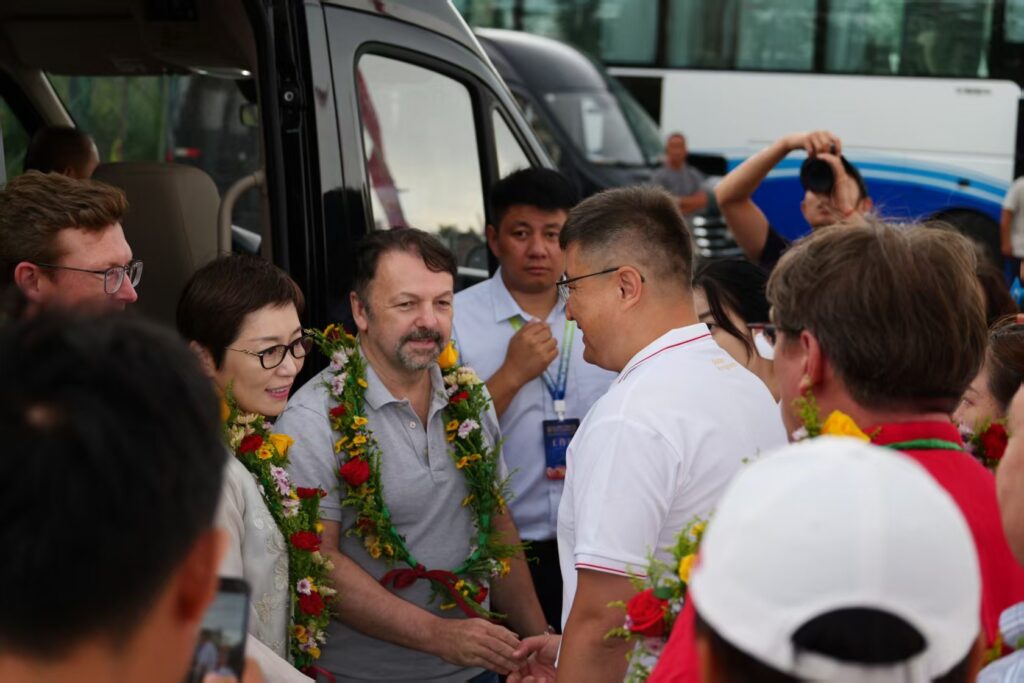 Mayor Tacheng final goodbye at the van for Mirco, Crystal and Grayson